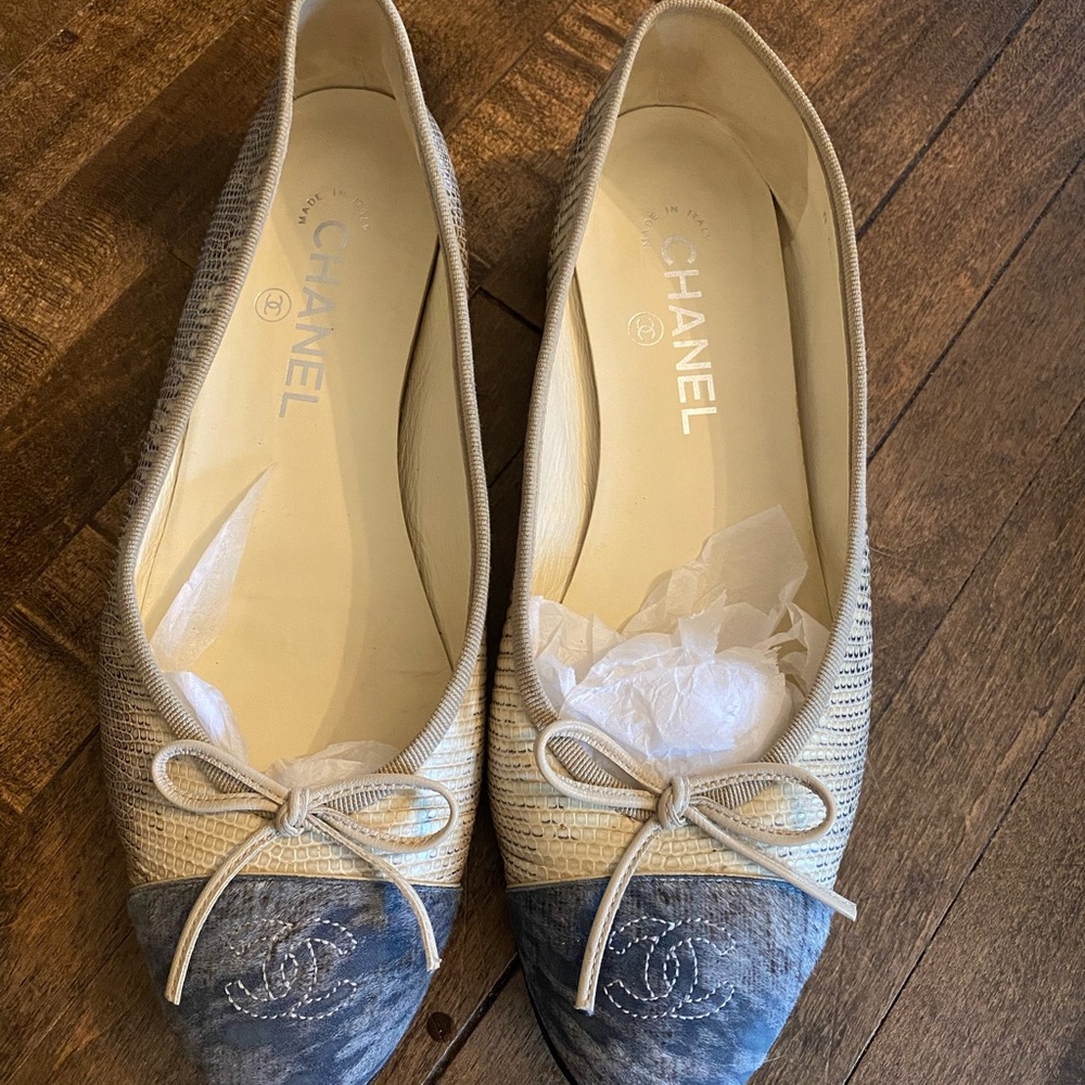Womens 8 1/2 Chanel flats Authentic made in Italy.